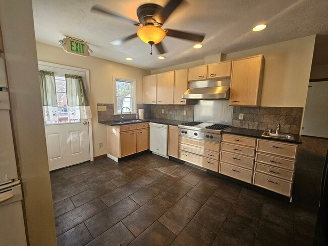 Building Photo - 120 Luther Ave