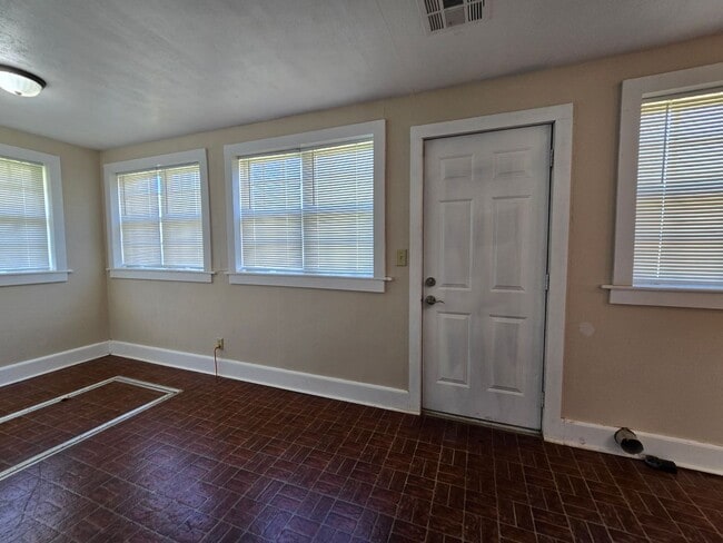 Building Photo - 3 Bedroom 2 Bath home in Asher!