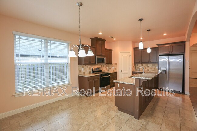 Building Photo - 2202 SW Tupelo Ave