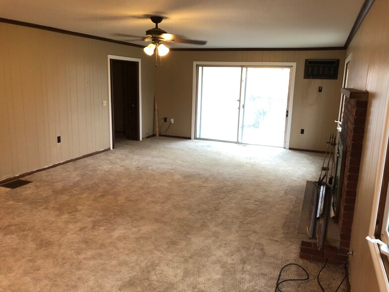 Family room - 3660 N Mccord Rd
