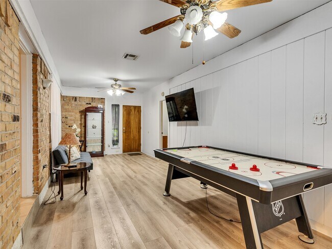 Building Photo - 4002 Thistledown Dr
