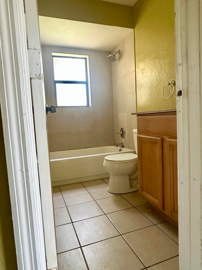 Building Photo - 452 Glenwood Dr