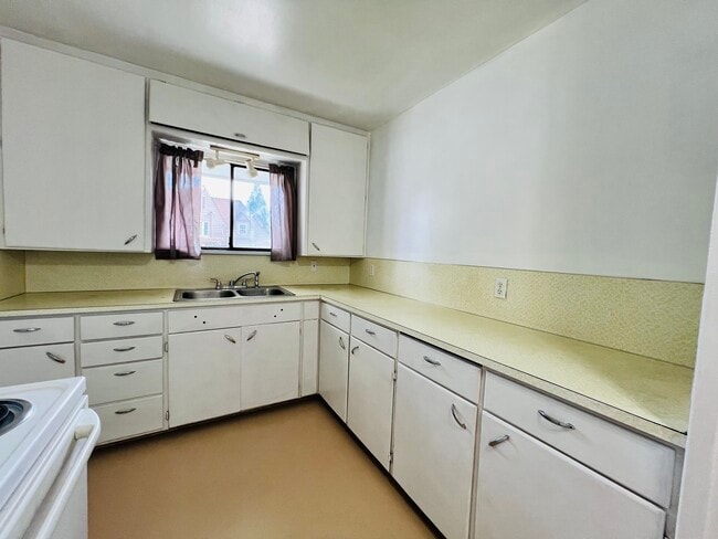 Building Photo - 118 W Birch St