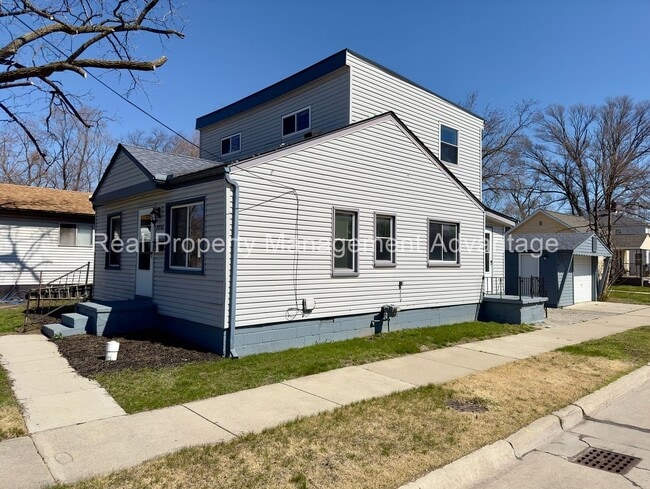 Building Photo - Beautifully Updated 3-Bedroom with Large Open Upstairs!