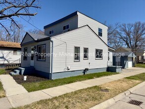 Building Photo - Beautifully Updated 3-Bedroom with Large O...