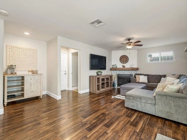 Building Photo - Beautifully Updated North Fresno 3/3
