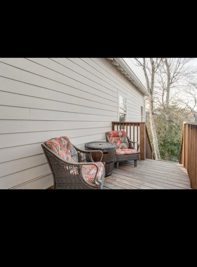 Building Photo - 2209 15th Ave N