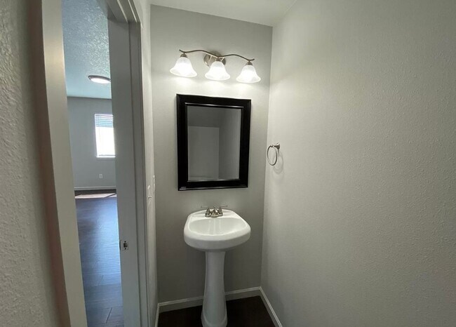 Building Photo - Available now! 3 bedroom ~ 2.5 Bathroom st...