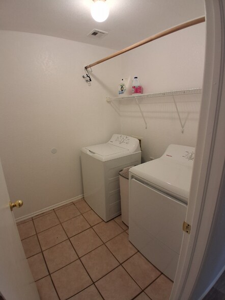 Building Photo - 2 Cloverdale and Wheatland