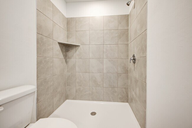 Building Photo - 2011 Delphine Dr