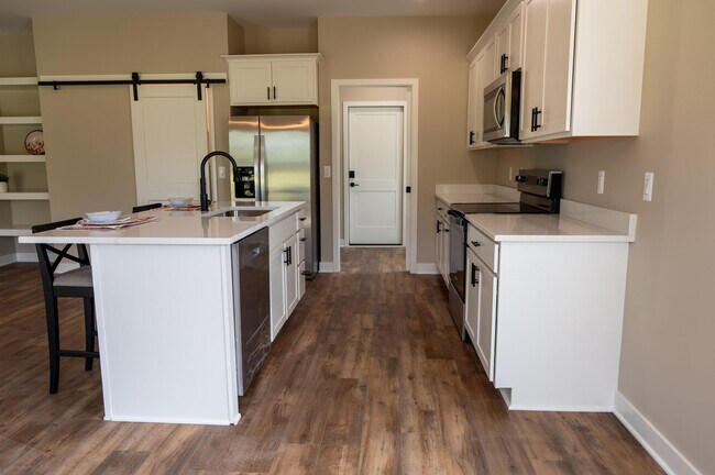 Building Photo - 8463 Oak Shade Cir
