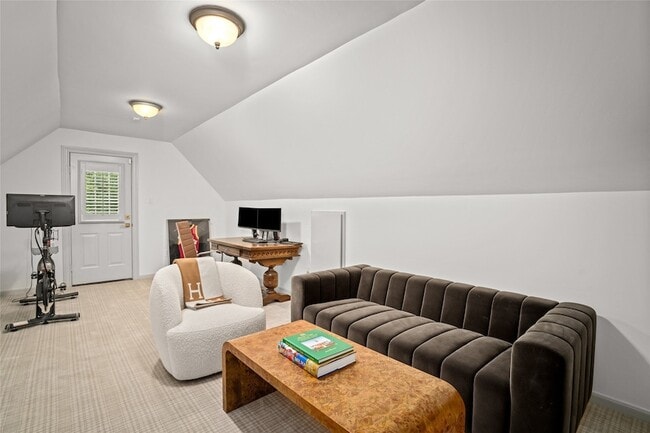 Building Photo - 5527 Briar Dr