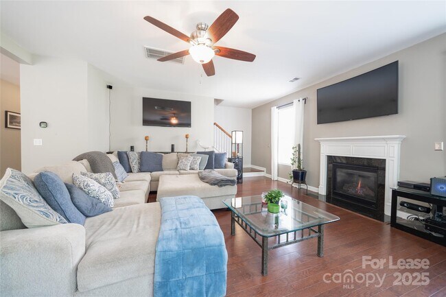 Building Photo - 4938 El Molino Dr
