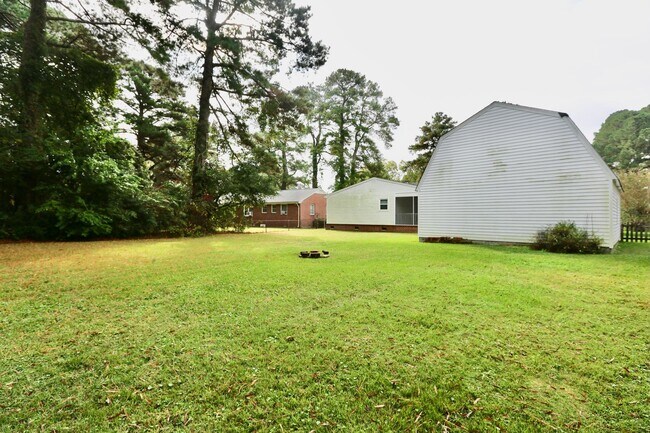 Building Photo - AVAILABLE EARLY MAY, Charming ranch home with front porch in Castle Heights!