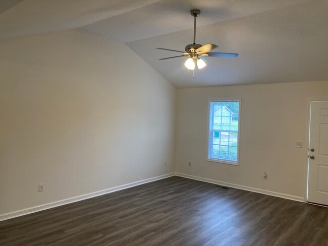 Building Photo - 61 Farm View Cir