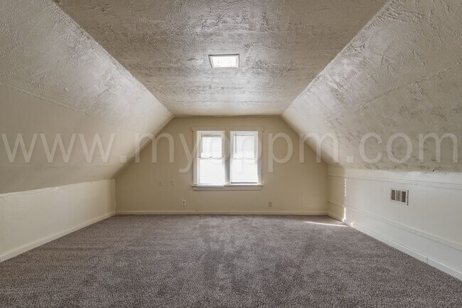 Building Photo - Available Now! | Bright 3 Bedroom / 2 Bathroom Home | 13th & Martha