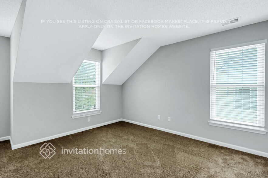 Building Photo - 9823 Dauphine Dr