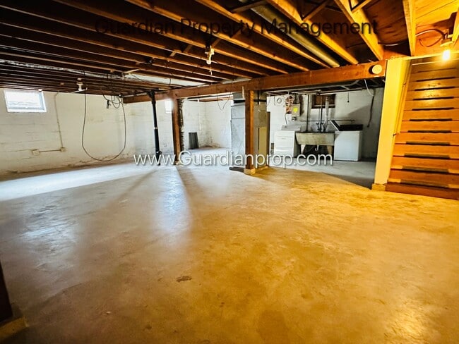 Building Photo - Spacious Richfield Side by Side, Renovated...