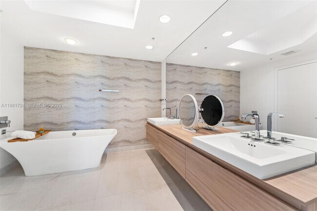 Building Photo - 17111 Biscayne Blvd