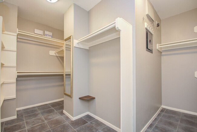 Building Photo - Stunning Three-Bedroom Townhouse Located i...
