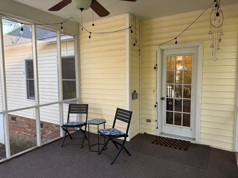 Building Photo - 105 Amick St