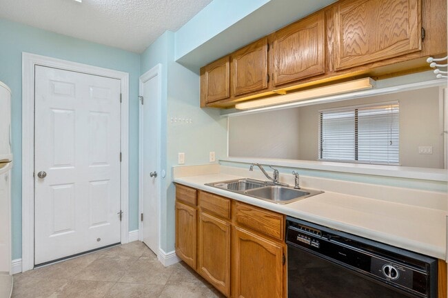Building Photo - 2901 Alpine Pl