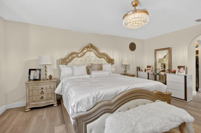 Building Photo - 1676 SW Mackey Ave