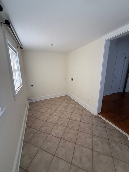 Building Photo - 1821 W Pine St