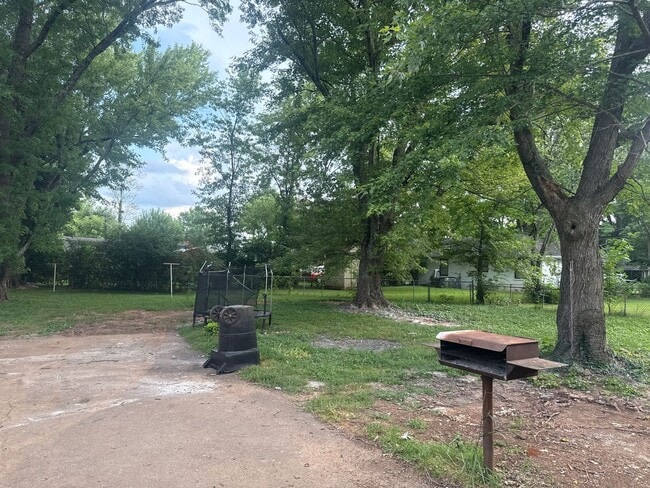 Building Photo - 2BD/1 BA