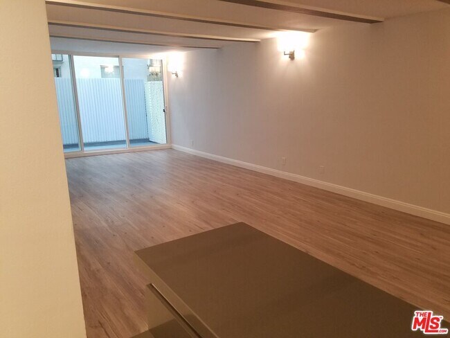 Building Photo - 827 2nd St