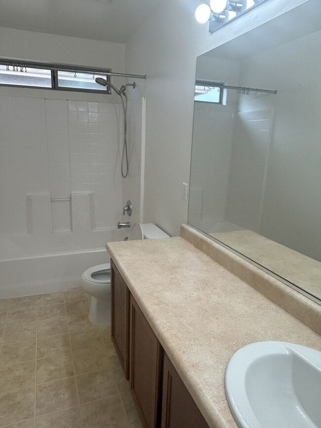 Building Photo - Save with SOLAR Unfurnished  1 loft -  2 c...