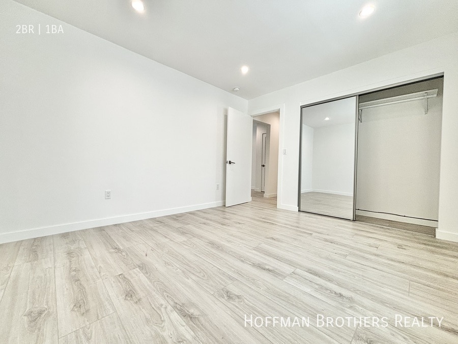 Building Photo - 564 N Kenmore Ave