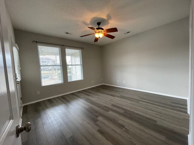 Building Photo - SPACIOUS 3bed/2.5bath TOWNHOME w/1st floor...