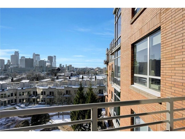 Building Photo - 150 NE 2nd St