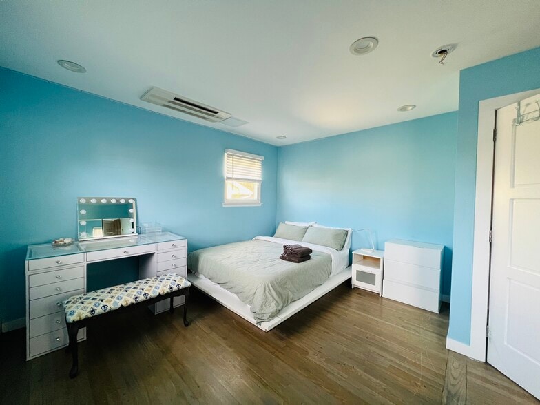 Building Photo - 66 Smith St