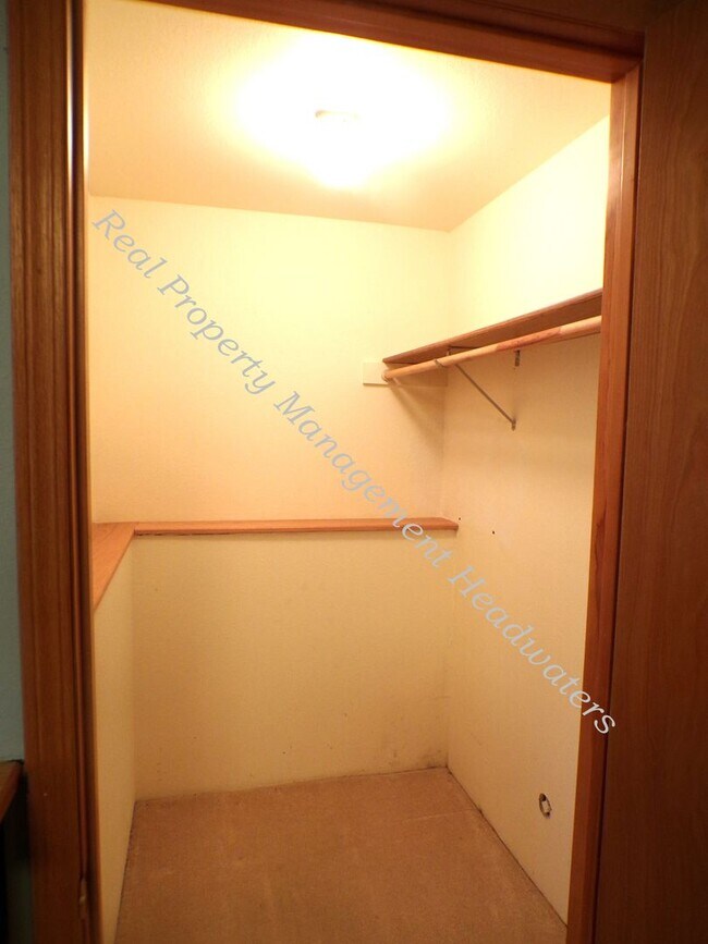Building Photo - 5 Bedroom 2-1/2 Bath House for Rent