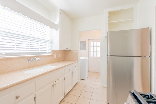 Kitchen - 5025 Kester Ave