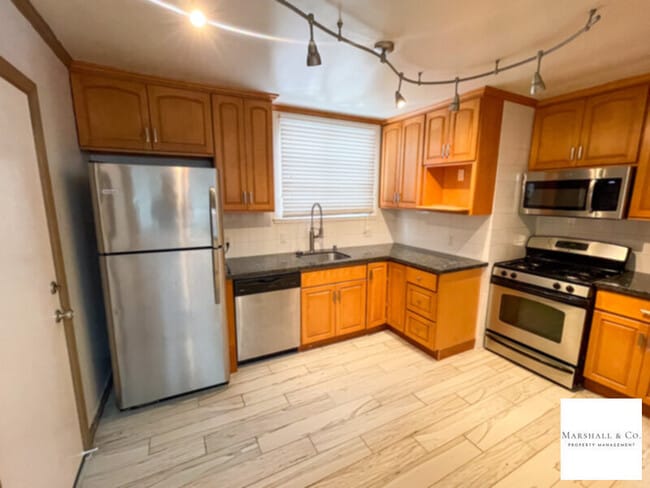 Building Photo - CHARMING 3BR/2BA HOUSE WITH UPDATES,W/D, G...