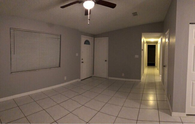 Building Photo - 3 Bedroom/ 2 Bathroom Home