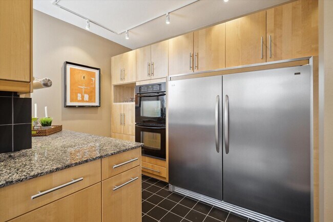 Building Photo - 21 E Briar Hollow Ln