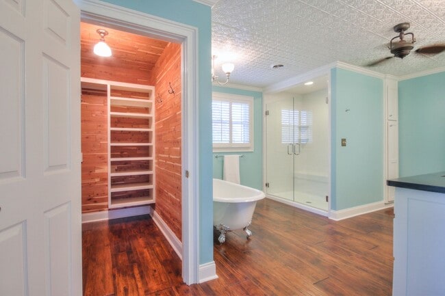 Building Photo - 4 BR 2/2 BA Large Fenced in Back Yard! Chef's Kitchen! Upstairs Bonus Room! 2 Car Garage