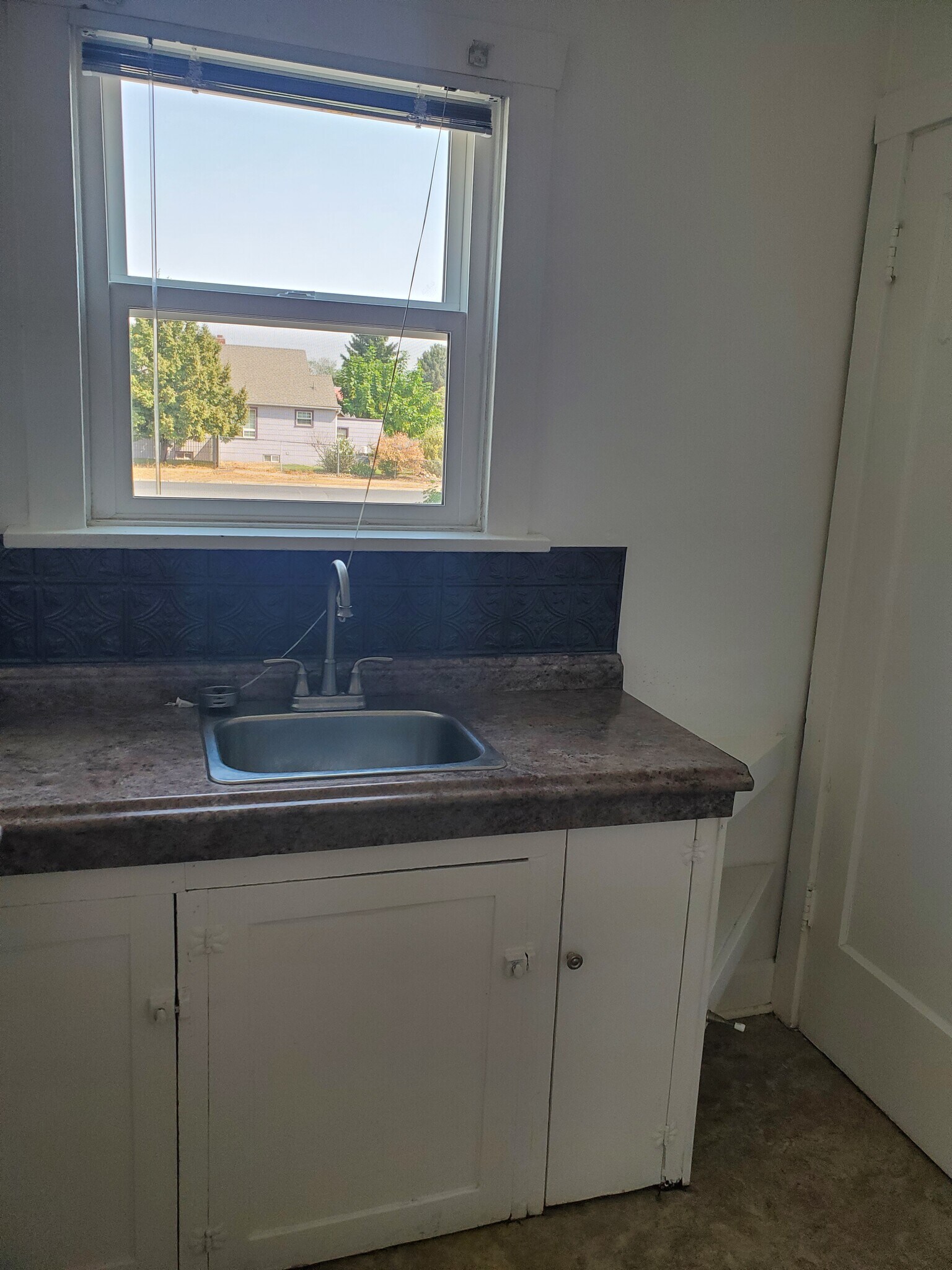 Building Photo - 806 Tieton Dr