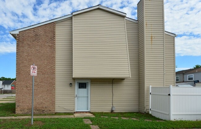 Building Photo - Renovated end unit!
