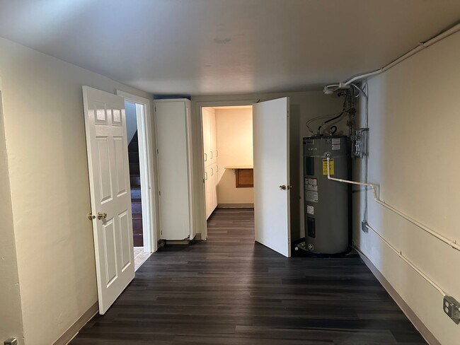 Building Photo - Large 4 bedroom 2 bath house in a great ne...