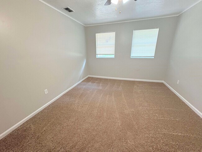 Building Photo - 2922 Oakwood Dr