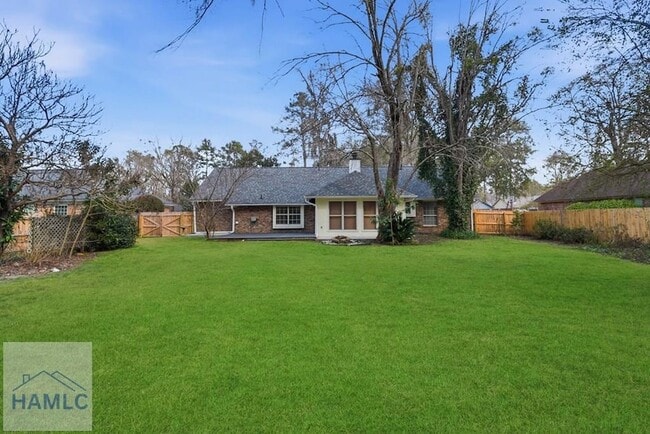 Building Photo - 405 Club Dr