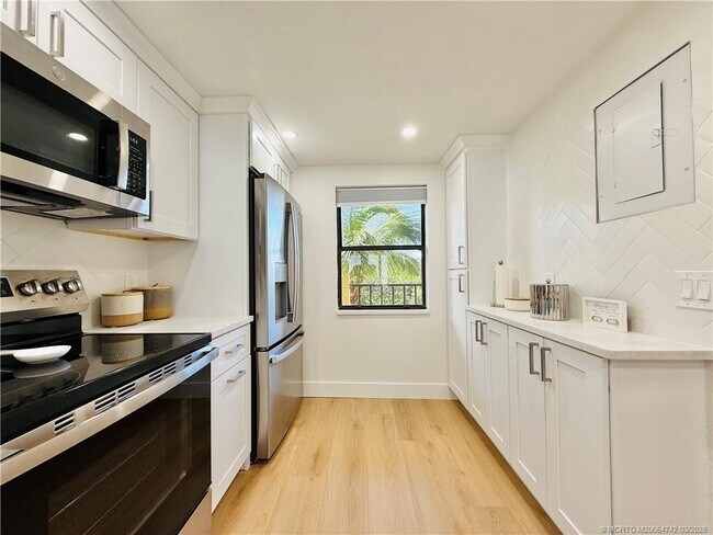 Building Photo - 7370 S Ocean Dr