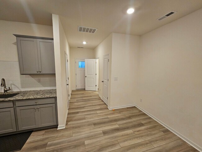 Building Photo - BeautifulTownhome in North Charlotte
