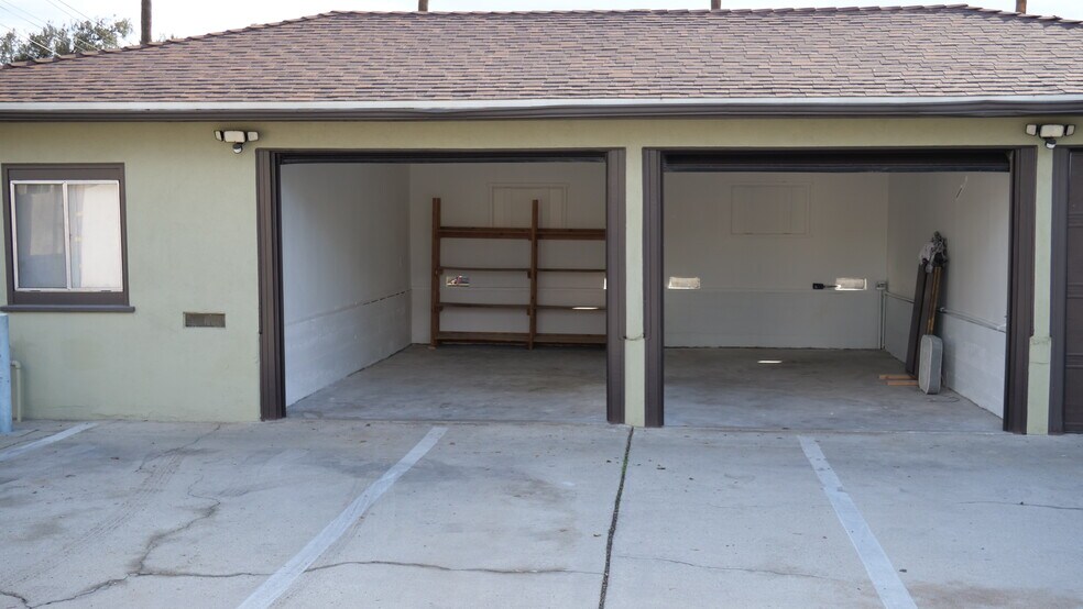 220 hookup for electric vehicle charge. - 259 E Puente St