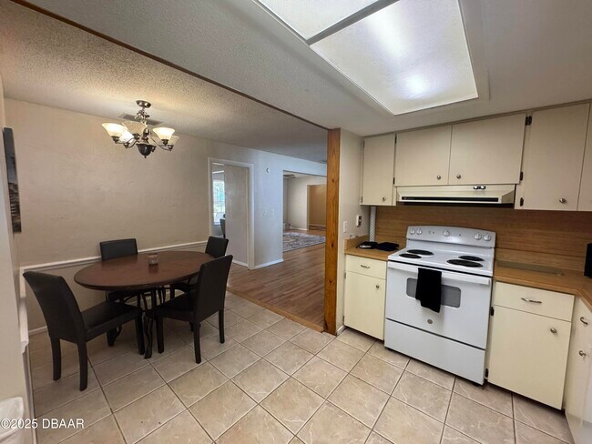 Building Photo - 730 Lindenwood Cir E
